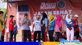 Caption: Calon Bupati Bangkalan Lukman Hakim, meriahkan jalan sehat bersama warga Kamal, (dok. regamedianews).