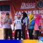 Caption: Calon Bupati Bangkalan Lukman Hakim, meriahkan jalan sehat bersama warga Kamal, (dok. regamedianews).