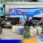 Caption: Tim pemenangan paslon ManFaat bersama relawan, mendistribusikan air bersih kepada warga Desa Batangan, (dok. regamedianews).