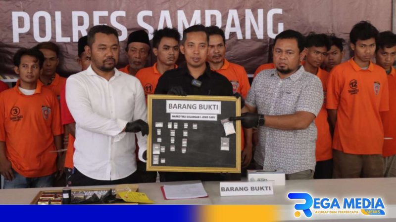 Caption: Kasi Humas Polres Sampang didampingi anggota Satresnarkoba tunjukkan barang bukti hasil operasi tumpas narkoba, (dok. regamedianews). 