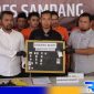 Caption: Kasi Humas Polres Sampang didampingi anggota Satresnarkoba tunjukkan barang bukti hasil operasi tumpas narkoba, (dok. regamedianews). 