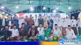 Caption: H.Slamet Junaidi diapit beberapa tokoh ulama dan pemuda Desa Tobai Barat, (dok. regamedianews). 