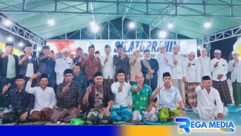 Caption: H.Slamet Junaidi diapit beberapa tokoh ulama dan pemuda Desa Tobai Barat, (dok. regamedianews). 