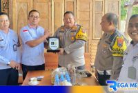 Caption: Kalapas Kelas IIA Pamekasan (Nur Bambang) menyerahkan cinderamata kepada Kapolres Pamekasan (AKBP Jazuli Dani Iriawan). 