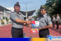 Caption: Kalapas Narkotika Kelas IIA Pamekasan (Yhoga Aditya Ruswanto) menyerahkan SK kenaikan pangkat kepada Muhammad Erfan. 