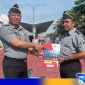 Caption: Kalapas Narkotika Kelas IIA Pamekasan (Yhoga Aditya Ruswanto) menyerahkan SK kenaikan pangkat kepada Muhammad Erfan. 