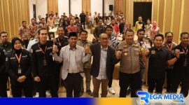 Caption: Kabid Humas Polda Jatim (Kombes Pol Dirmanto) pose bersama dengan Komisioner KPU Jatim, Kasi Humas Polres jajaran dan perwakilan awak media se-Madura. 
