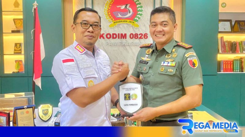 Caption: Kalapas Pamekasan (Nur Bambang) berikan cinderamata kepada Dandim O826 Pamekasan (Letkol Inf Herik Prasetiawan). 