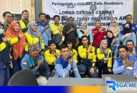 Caption: HSE Supervisor PT GLP pose bersama karyawan PLTU Sulbagut-1, (dok. regamedianews). 