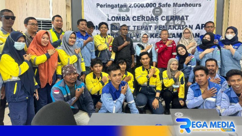 Caption: HSE Supervisor PT GLP pose bersama karyawan PLTU Sulbagut-1, (dok. regamedianews). 