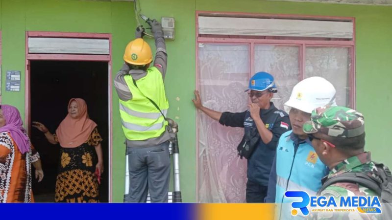Caption: petugas PLN Unit Kwandang saat mengamankan instalasi lisrik rumah warga, (dok. regamedianews). 