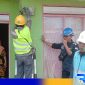 Caption: petugas PLN Unit Kwandang saat mengamankan instalasi lisrik rumah warga, (dok. regamedianews). 