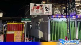 Caption: terpasang baliho paslon Jimad Sakteh 02, di pintu masuk Jl.Teratai Sampang, (dok. regamedianews). 