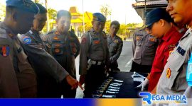 Caption: Sie Propam dan Dokpol saat mengecek hasil tes urine anggota Polri, (sumber foto: Humas Polres Sampang). 
