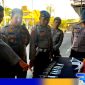 Caption: Sie Propam dan Dokpol saat mengecek hasil tes urine anggota Polri, (sumber foto: Humas Polres Sampang). 