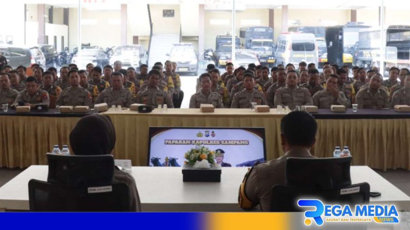 Caption: Kapolres Sampang AKBP Hendro Sukmono saat memberikan arahan kepada Bhabinkamtibmas, (dok. Humas Polri). 
