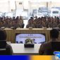 Caption: Kapolres Sampang AKBP Hendro Sukmono saat memberikan arahan kepada Bhabinkamtibmas, (dok. Humas Polri). 