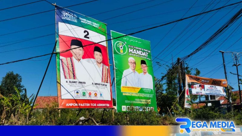 Caption: berdiri tegak APK paslon Jimad Sakteh berdampingan dengan APK paslon Mandat, (dok. regamedianews). 