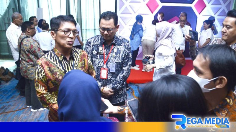 Caption: Sekjen Kemenkumham (Irjen Pol Nico Afinta) saat diwawancara awak media usai terima reward dari LKPP. 