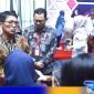 Caption: Sekjen Kemenkumham (Irjen Pol Nico Afinta) saat diwawancara awak media usai terima reward dari LKPP. 