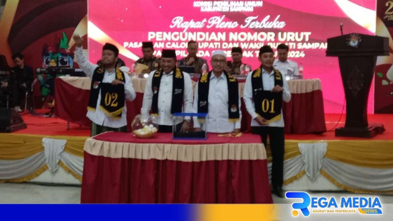 Caption: dua pasangan calon Bupati dan Wakil Bupati Sampang tunjukkan nomor urut, (dok. regamedianews). 