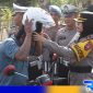 Caption: Wakapolres Sampang Kompol Hosna Nurhidayah memberikan helm kepada pengendara, (dok. Humas Polri). 