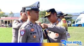 Caption: penyematan pita Kapolres Gorut kepada personel Satlantas saat apel gelar pasukan Operasi Zebra Otanaha 2024.