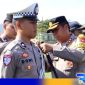 Caption: penyematan pita Kapolres Gorut kepada personel Satlantas saat apel gelar pasukan Operasi Zebra Otanaha 2024.
