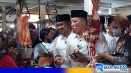 Caption: pasangan cabup-cawabup Sampang (Aba Idi dan Ra Mahfud) saat blusukan ke pasar tradisional Srimangunan, (dok. regamedianews). 