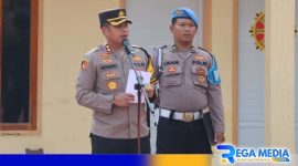 Caption: Kapolres Sampang AKBP Hendro Sukmono saat memberikan arahan kepada anggota Polsek jajaran, (dok. Humas Polri). 