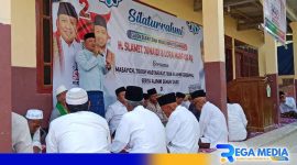 Caption: Calon Bupati Sampang H.Slamet Junaidi menyampaikan sambutannya saat silaturahmi dengan kiai dan alumni, di Ponpes Taman Anom Omben, (dok. regamedianews). 
