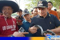 Caption: Pj Bupati Sampang (Rudi Arifiyanto) dalam acara Panen Raya sektor perikanan di Desa Asem Nonggal, Kecamatan Jrengik, Kabupaten Sampang. 