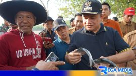 Caption: Pj Bupati Sampang (Rudi Arifiyanto) dalam acara Panen Raya sektor perikanan di Desa Asem Nonggal, Kecamatan Jrengik, Kabupaten Sampang. 