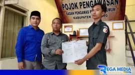 Caption: Didiyanto dan Achmad Bahri tim divisi hukum paslon Jimad Sakteh, tunjukkan tanda terima laporan dari Bawaslu Sampang, (dok. regamedianews). 