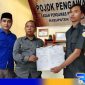 Caption: Didiyanto dan Achmad Bahri tim divisi hukum paslon Jimad Sakteh, tunjukkan tanda terima laporan dari Bawaslu Sampang, (dok. regamedianews). 