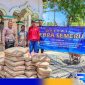 Caption: Kasat Lantas Polres Sampang bersama jajarannya serahkan langsung bantuan semen ke masjid Sabilul Hoiron, (dok. Humas Polri). 