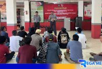 Caption: petugas Lapas Narkotika Pamekasan memberikan arahan kepada napi yang bebas bersyarat. 