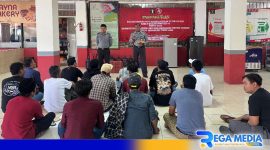 Caption: petugas Lapas Narkotika Pamekasan memberikan arahan kepada napi yang bebas bersyarat. 