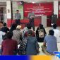 Caption: petugas Lapas Narkotika Pamekasan memberikan arahan kepada napi yang bebas bersyarat. 