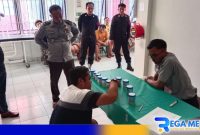Caption: petugas Lapas Narkotika Pamekasan pantau langsung pelaksanaan tes urine warga binaan. 