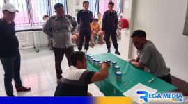 Caption: petugas Lapas Narkotika Pamekasan pantau langsung pelaksanaan tes urine warga binaan. 