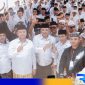 Caption: Cabup dan Cawabup Sampang 02 (Aba Idi - Ra Mahfud) pose dua jari bersama warga Pulau Mandangin. 