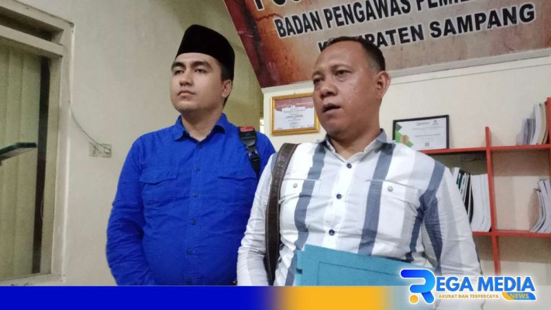 Caption: Ketua Divisi Hukum Jimad Sakteh (H. Achmad Bahri) didampingi anggotanya (Didiyanto) saat diwawancara awak media, (dok. regamedianews). 