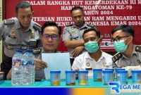 Caption: Didampingi pihak Lapas Narkotika Pamekasan, Kemenkumham Jatim cek hasil tes urine warga binaan, (dok. regamedianews). 