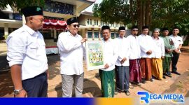Caption: Rektor Universitas Trunojoyo Madura, Dr. safi' saat menerima reward Forum Jurnalis Nahdliyin (FJN) Jawa Timur, (dok. regamedianews). 
