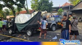 Caption: warga dan polisi berada di lokasi kecelakaan, tampak kondisi pickup ringsek, (dok. regamedianews). 