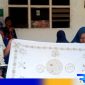 Caption: Calon Bupati Pamekasan 03 Ra Bakir saat menyambangi pengrajin batik di Desa Klampar Proppo, (dok. regamedianews). 