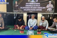 Caption: anggota Satlantas Polres Sampang dan hafidz quran melaksanakan khotaman al-quran, (dok. regamedianews). 