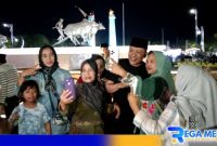 Caption: antusias pengunjung Alun-Alun Trunojoyo dari kalangan emak-emak berselfie dengan H. Slamet Junaidi, (dok. regamedianews). 