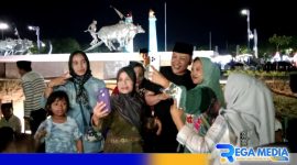 Caption: antusias pengunjung Alun-Alun Trunojoyo dari kalangan emak-emak berselfie dengan H. Slamet Junaidi, (dok. regamedianews). 